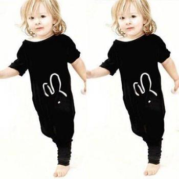 Mono de manga corta con cita para niño pequeño