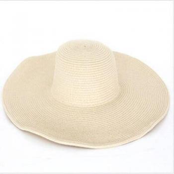 Sombrero de paja veraniego con ala ancha