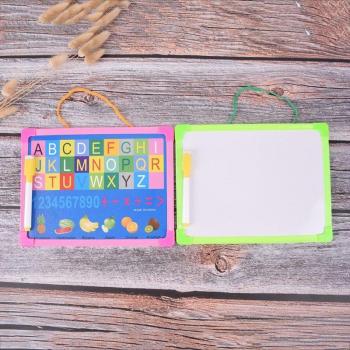 Petite plaque blanche avec stylos intégrés