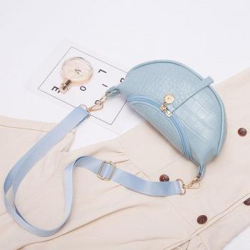 Cartera bandolera con estampado de piedras y compartimento para teléfono