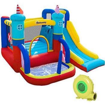 Château gonflable multicolore avec toboggan, trampoline, piscine et mur d'escalade