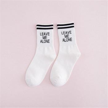 Einfache Baumwoll-Damen-Socken mit Retro-Briefprint – Alltagsbequem