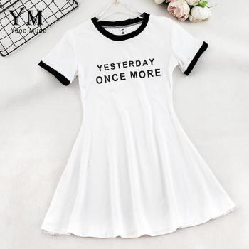 Vestido Casual de Letras Vibrantes