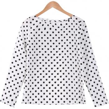 Sommerliche Chiffonbluse mit Punkten und Spitze