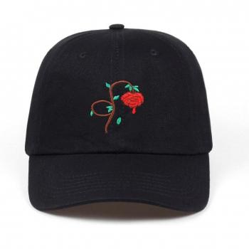 Gorra de golf bordada en color rosa sangre