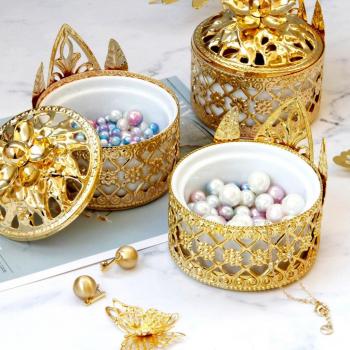 Vitrine Ornementale à Boucles d'Or