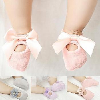 Set de 3 Calcetines Antideslizantes para Bebés con Detalle de Flor, Talla 0-3 Años
