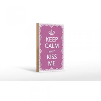 Dekoratives Holzschild Keep Calm and Kiss Me mit Krone