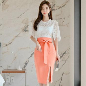 Faldería Coreana con Blusa de Encaje