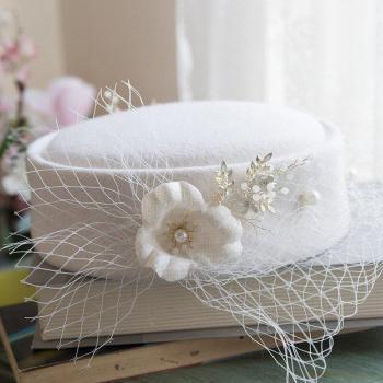 Fedora blanco para banquetes y celebraciones