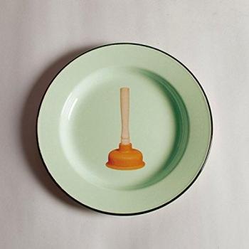 Hochwertiger Emaille-Teller 26 cm – Toilettenpapier Thema in Kolbenstil