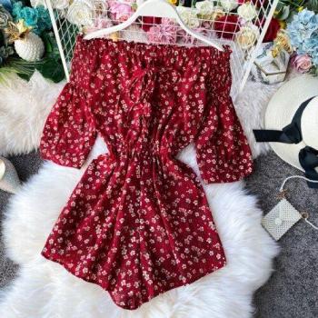 Mono corto de mujer con diseño bohemio, hombros al descubierto y cintura ajustada con volantes