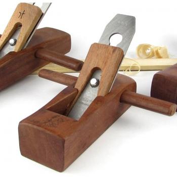 Mano y Máquina: Cepillador de Madera en Rojo