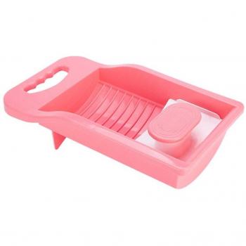 Bañera plástica con superficie para lavar ropa de bebés