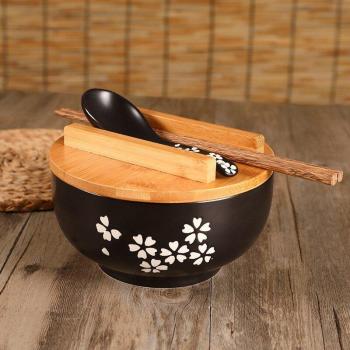 Tazón de Sopa Negro con Palillos y Cuchara