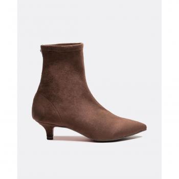 Botines de mujer con tacón fino y elásticos en color marrón