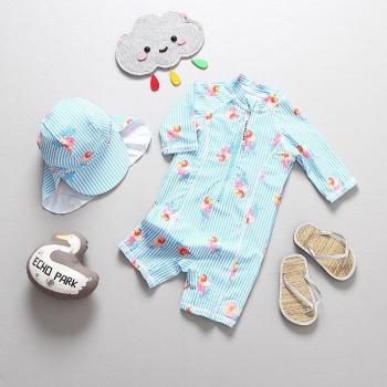 Freundlicher Schwimmanzug für Babys