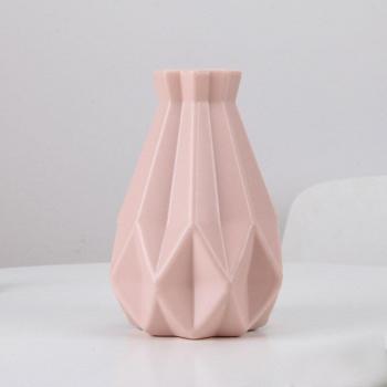 Weiße Vase im Rattan-Look für japanische Stilmatten