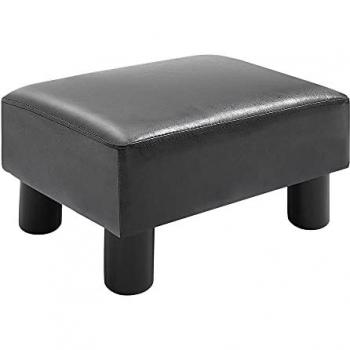 Seduta poggiapiedi elegante con finitura in ecopelle nera e misure 40x30x24 cm