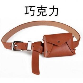 Bolso de mano con remaches y bandolera vintage