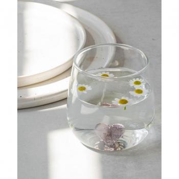 Transparentes Herzglas in Rosa