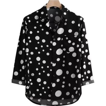 Blusa negra de hombre con cuello vuelto y estampado
