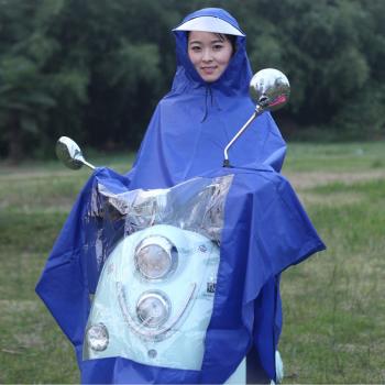 Blaues Regencape für Motorradfahrer
