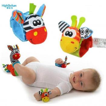 Set de sonajeros y calcetines para bebés