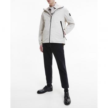 Chaqueta Calvin Klein de nailon reciclado con capucha