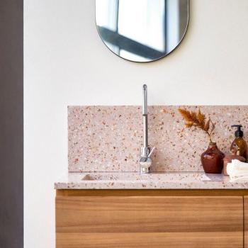 Ava Premium-Terrazzo Waschbecken 120 cm, pinkes Fliesenspiegel
