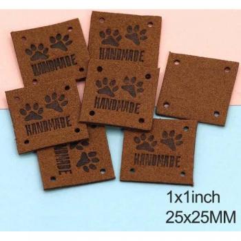 Étiquettes en cuir avec motif de patte de chien