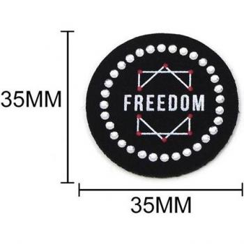 Etiquetas personalizadas de cuero PU con diamantes de imitación, letras en blanco y negro, 50 piezas, para jeans y sombreros