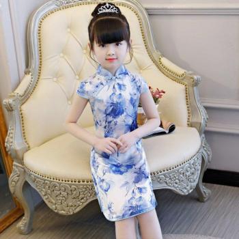 Vestido Chino de Manga Corta con Flores