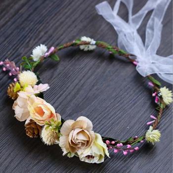 Corona de flores con cinta