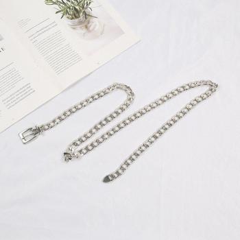 Fajín de metal plateado con diseño gótico para damas