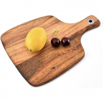 Planche de cuisine en bois suspendue