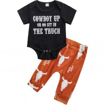Niedlicher Baby Jungen Outfit mit Kuhmotiv