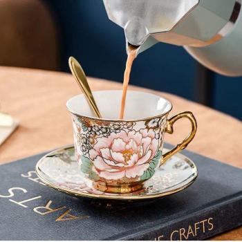 Elegantes Kaffee Tassen-Set mit Untertasse und Löffel im Retro-Stil