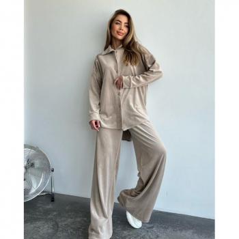 Modischer Veloursanzug mit Oversize-Shirt