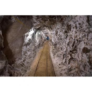 Papermoon Wandkunst: Tunnel‑Fototapete – 2,5 m × 3 m
