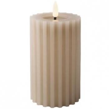 Beige LED Wachskerze mit Relief, Ø 7,5 x 14,8 cm, 6h-Timer, Batteriebetrieben