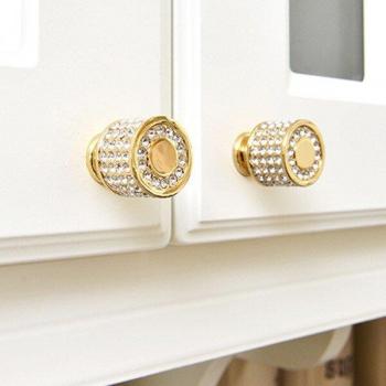 Tirador de armario con acabado dorado y cristal de diamante