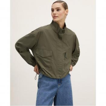 Parka corta de nailon con bolsillos delanteros