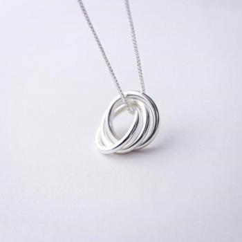 Collar de plata de ley 925 con colgante de tres círculos SNE058