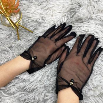 Accesorios de novia: guantes de gasa blanca