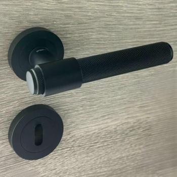 Sicurezza Porta T – Maniglia rotonda con rosace nera matte, finitura industriale, modello Ema