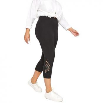 Plus‑Size schwarze Kurzleggings mit Spitzenakzent – Curve Edition