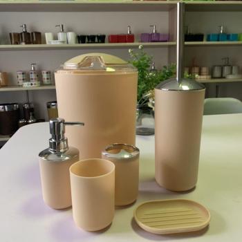 6 Stück Badezimmer Zubehör Set aus Kunststoff mit WC-Bürste, Seifenschale, Zahnpasta-Spender, schwenkbarem Deckel und Mülltonne