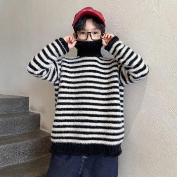 Freundlicher Streifenrolli für Jungen – Dicke Strickmode, Winter