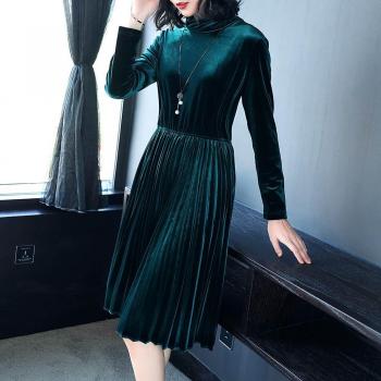 Velours Doux – Robe à Manches Longues et Plissée